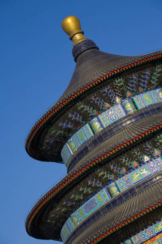 天坛,宫殿,竖图,彩色,室外,白天,旅游,度假,名胜古迹,标志建筑,地标,建筑,雕塑,北京,中国,亚洲,局部,风俗,清澈,遗迹,艺术,装饰,雕刻,雕像,柱子,屋顶,文化遗产,瓦,顶,古迹,历史,文物,娱乐,建设,传统,古建筑,顶部,蓝天,工艺品,天,享受,休闲,旅游胜地,放松,精神,气派,竖,摄影,琉璃瓦,古代建筑,纪念,部分,美术,祭祀,权威,矗立,象征,高贵,美好,主题,耸立,感受,参观,陈列,古文明,东亚,中华人民共和国,功能,美学,权力,威严,权势,挺立,伟大,古代文明,明澈,清彻,清亮,制度,特征,皇家,势力,彩图,旅行,bj174
