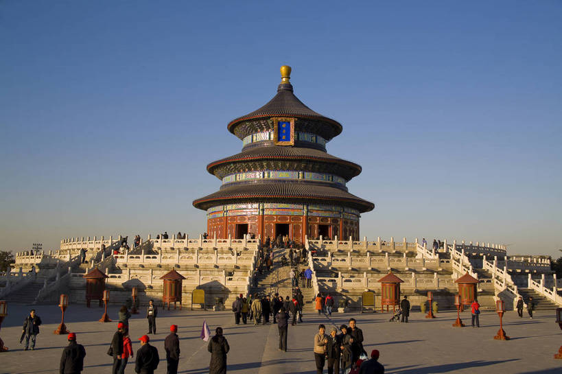 人群,天坛,宫殿,横图,彩色,室外,白天,旅游,度假,名胜古迹,标志建筑,地标,建筑,雕塑,北京,中国,亚洲,游人,风俗,清澈,遗迹,艺术,装饰,雕刻,雕像,柱子,屋顶,文化遗产,瓦,顶,古迹,历史,文物,娱乐,建设,传统,古建筑,顶部,灯,蓝天,工艺品,天,享受,休闲,旅游胜地,放松,精神,气派,摄影,琉璃瓦,古代建筑,纪念,美术,祭祀,权威,象征,高贵,美好,主题,感受,参观,陈列,古文明,东亚,中华人民共和国,功能,美学,权力,威严,权势,伟大,古代文明,明澈,清彻,清亮,制度,特征,皇家,势力,彩图,旅行,bj174