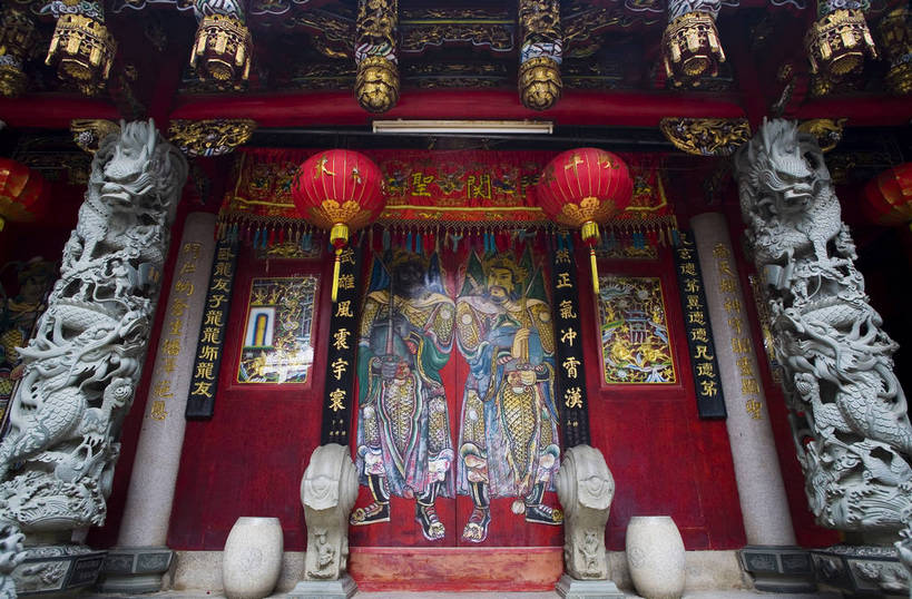 寺庙,横图,彩色,室内,白天,旅游,度假,名胜古迹,标志建筑,地标,建筑,雕塑,中国,亚洲,节日,遗迹,艺术,装饰,雕刻,雕像,塑像,柱子,文化遗产,古城,古典,教育,古迹,历史,文化,文物,娱乐,建设,古建筑,树,树木,古代,阳光,工艺品,祈祷,享受,休闲,健康,旅游胜地,放松,思想,许愿,摄影,宗教,信仰,古代建筑,烧香,纪念,精致,拜,祈求,美术,清新,文明,中国文化,主题,关帝庙,参观,陈列,古文明,东亚,儒家,福建省,关公,中华人民共和国,功能,美学,古远,古代文明,流传,平安,旅行,庙,寺,传统文化,崇武,bj174