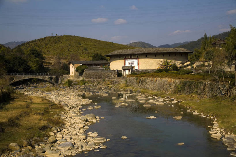 家,横图,彩色,室外,白天,旅游,度假,名胜古迹,田园,标志建筑,地标,建筑,中国,亚洲,风俗,遗迹,房屋,屋子,文化遗产,乡村,古城,古典,古迹,历史,文物,娱乐,建设,传统,古建筑,楼房,民居,少数民族,特色,住宅,古镇,古代,村庄,享受,休闲,旅游胜地,放松,精神,摄影,古代建筑,村,文明,中国文化,特殊,福建,古文明,东亚,土楼,福建省,永定县,中华人民共和国,华东地区,闽,龙岩,龙岩市,古远,流传,制度,平民,特别,旅行,房子,居住区,传统文化,永定土楼,bj174