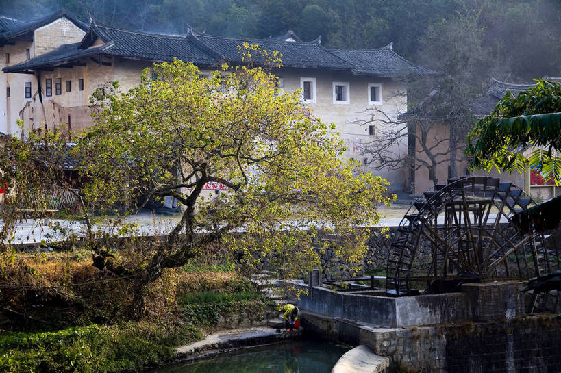 家,横图,彩色,室外,白天,旅游,度假,名胜古迹,田园,标志建筑,地标,建筑,中国,亚洲,风俗,遗迹,房屋,屋子,文化遗产,乡村,古城,古典,古迹,历史,文物,娱乐,建设,传统,古建筑,楼房,民居,少数民族,特色,住宅,古镇,古代,村庄,享受,休闲,旅游胜地,放松,精神,摄影,古代建筑,村,文明,中国文化,特殊,福建,古文明,东亚,土楼,福建省,永定县,中华人民共和国,华东地区,闽,龙岩,龙岩市,古远,流传,制度,平民,特别,旅行,房子,居住区,传统文化,永定土楼,bj174