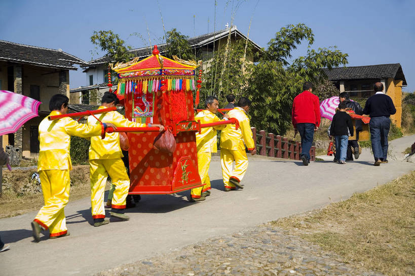 家,横图,彩色,室外,白天,婚礼,旅游,度假,快乐,名胜古迹,田园,标志建筑,地标,建筑,中国,亚洲,风俗,庆祝,遗迹,房屋,屋子,文化遗产,乡村,古城,古典,结婚,古迹,历史,文物,娱乐,建设,传统,古建筑,楼房,民居,少数民族,特色,住宅,古镇,古代,村庄,享受,休闲,喜庆,旅游胜地,放松,精神,摄影,古代建筑,纪念,村,仪式,文明,中国文化,特殊,典礼,福建,古文明,东亚,花轿,土楼,福建省,永定县,中华人民共和国,华东地区,闽,龙岩,龙岩市,古远,流传,制度,平民,特别,旅行,高兴,房子,居住区,传统文化,中式婚礼,永定土楼,bj174