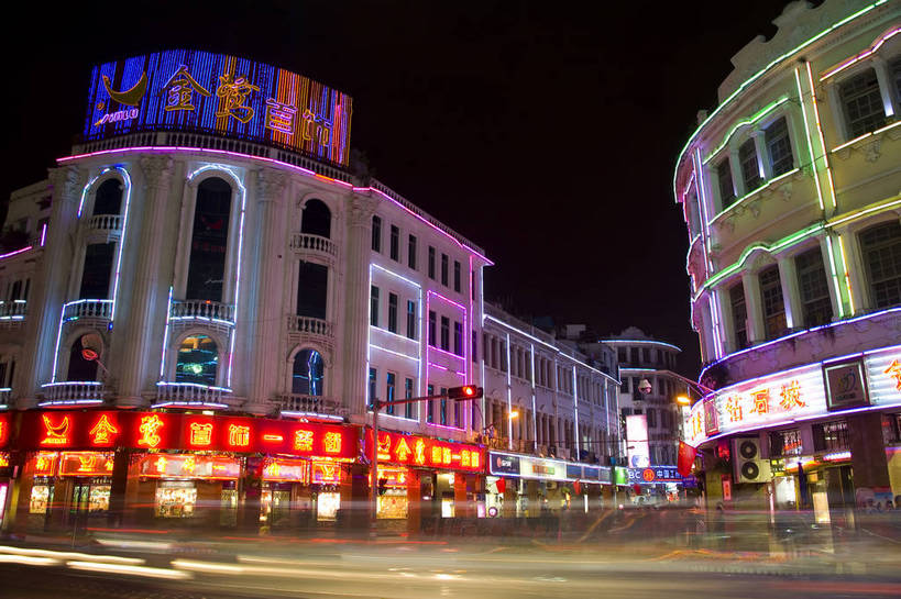 人群,商店,横图,彩色,室外,购物,旅游,度假,美景,城市风光,城市,大厦,建筑,商场,夜景,中国,亚洲,阴影,光线,影子,景观,灯光,娱乐,现代,厦门,现代建筑,特色,灯,绿地,享受,休闲,灿烂,闪耀,景色,放松,摄影,生活方式,经济,居住,闪烁,美好,文明,参观,灯火通明,东亚,发展,福建省,厦门市,中华人民共和国,繁荣,闪动,闪灼,进步,发达,交流,彩图,观光,旅行,商业,高楼,购物中心,居住区,bj174