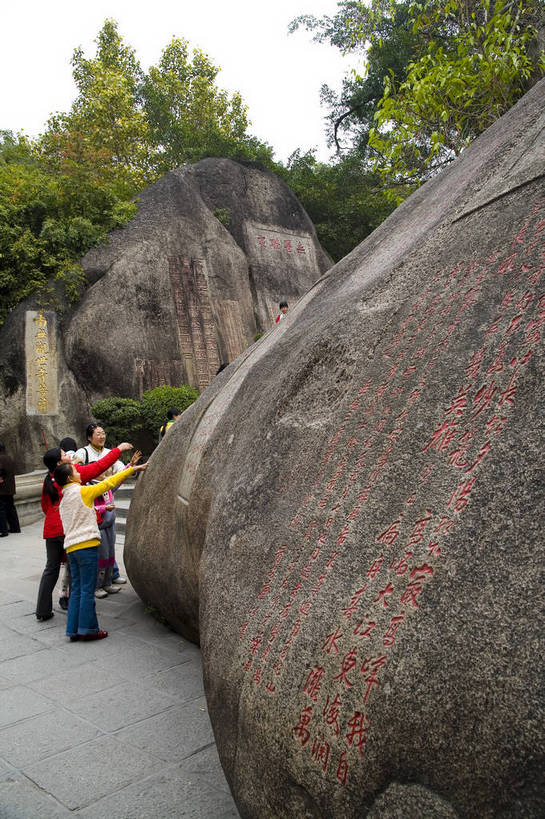 人群,寺庙,竖图,彩色,室外,白天,旅游,度假,名胜古迹,标志建筑,地标,建筑,野生动物,雕塑,中国,亚洲,节日,遗迹,艺术,装饰,龙,雕刻,雕像,浮雕,塑像,文化遗产,古典,教育,古迹,历史,文化,文物,娱乐,建设,佛,古建筑,天王殿,厦门,石雕,树,树木,古代,阳光,动物,工艺品,祈祷,享受,休闲,健康,旅游胜地,放松,竖,思想,许愿,摄影,宗教,佛教,信仰,古代建筑,烧香,纪念,精致,拜,祈求,美术,矗立,清新,文明,中国文化,主题,耸立,凶猛,陈列,古文明,东亚,福建省,中华人民共和国,功能,美学,挺立,释教,古远,古代文明,流传,残暴,平安,凶残,旅行,庙,寺,南普陀寺,传统文化,bj174