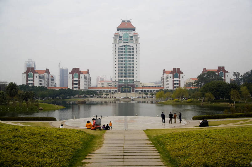 人群,学生,学校,横图,彩色,室外,旅游,度假,美景,名胜古迹,树林,水,天际线,城市风光,标志建筑,城市,大厦,地标,建筑,中国,亚洲,遗迹,海边,景观,古迹,文物,娱乐,建设,现代,古建筑,厦门,厦门大学,现代建筑,校园,学府,特色,树,树木,白云,蓝天,海水,绿地,绿化带,天,享受,休闲,广阔,旅游胜地,景色,放松,摄影,生活方式,经济,轮廓,居住,海滨,美好,文明,特殊,参观,古文明,东亚,发展,福建省,厦门市,中华人民共和国,开阔,繁荣,进步,发达,交流,彩图,观光,旅行,大学,高楼,居住区,bj174