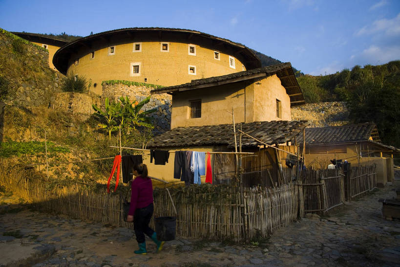 家,横图,彩色,室外,白天,旅游,度假,名胜古迹,田园,标志建筑,地标,建筑,中国,亚洲,风俗,遗迹,房屋,屋子,文化遗产,乡村,古城,古典,古迹,历史,文物,娱乐,建设,传统,古建筑,楼房,民居,少数民族,特色,住宅,古镇,古代,村庄,享受,休闲,旅游胜地,放松,精神,摄影,古代建筑,村,文明,中国文化,特殊,福建,古文明,东亚,土楼,福建省,永定县,中华人民共和国,华东地区,闽,龙岩,龙岩市,古远,流传,制度,平民,特别,旅行,房子,居住区,传统文化,永定土楼,bj174