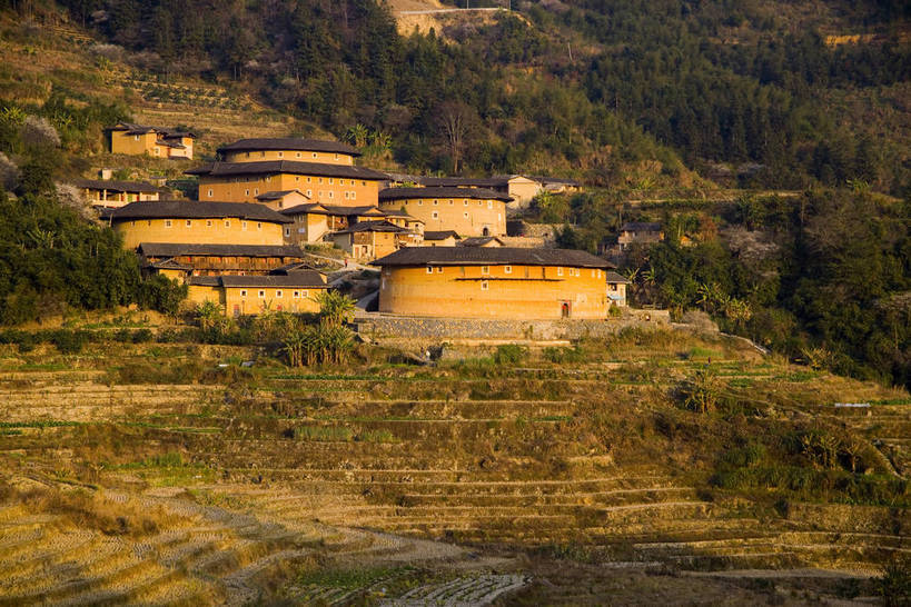 家,横图,彩色,室外,白天,旅游,度假,名胜古迹,田园,标志建筑,地标,建筑,中国,亚洲,风俗,遗迹,房屋,屋子,文化遗产,乡村,古城,古典,古迹,历史,文物,娱乐,建设,传统,古建筑,楼房,民居,少数民族,特色,住宅,古镇,古代,村庄,享受,休闲,旅游胜地,放松,精神,摄影,古代建筑,村,文明,中国文化,特殊,福建,古文明,东亚,土楼,福建省,永定县,中华人民共和国,华东地区,闽,龙岩,龙岩市,古远,流传,制度,平民,特别,旅行,房子,居住区,传统文化,永定土楼,bj174