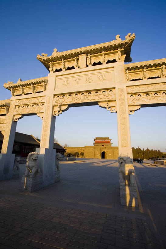 竖图,彩色,室外,白天,旅游,度假,名胜古迹,标志建筑,地标,建筑,长城,中国,亚洲,风俗,遗迹,壮观,文化遗产,冬天,古城,辽阔,古典,宏伟,古迹,历史,文物,娱乐,建设,传统,城墙,古建筑,历史建筑,特色,古代,蓝天,天空,天,享受,休闲,广阔,旅游胜地,放松,精神,竖,摄影,城楼,古代建筑,纪念,矗立,文明,中国文化,特殊,耸立,防御,古文明,东亚,古长城,中华人民共和国,河北省,秦皇岛,挺立,抵抗,奇迹,古远,伟大,流传,制度,特别,旅行,传统文化,山海关,bj174