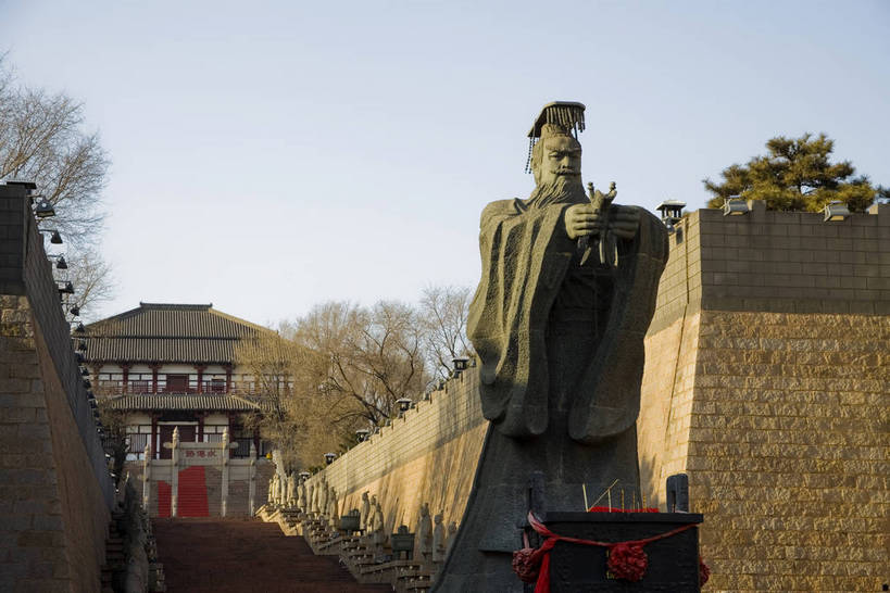 横图,彩色,室外,白天,旅游,度假,名胜古迹,标志建筑,地标,建筑,雕塑,长城,中国,亚洲,风俗,遗迹,壮观,雕像,塑像,文化遗产,冬天,古城,辽阔,古典,宏伟,古迹,历史,文物,娱乐,建设,传统,城墙,古建筑,历史建筑,特色,古代,蓝天,天空,天,享受,休闲,广阔,旅游胜地,放松,精神,摄影,城楼,古代建筑,纪念,皇帝,权威,高贵,文明,中国文化,特殊,防御,古文明,东亚,古长城,秦始皇,秦朝,中华人民共和国,权力,统治,河北省,秦皇岛,权势,抵抗,奇迹,朝代,古远,伟大,流传,制度,天子,特别,九五之尊,圣上,统治者,陛下,官家,势力,旅行,传统文化,山海关,bj174