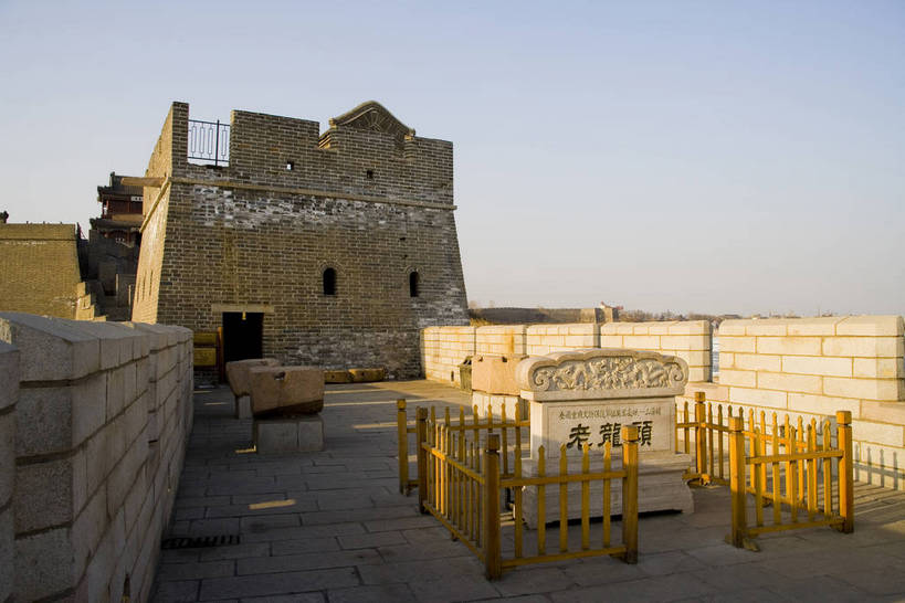 横图,彩色,室外,白天,旅游,度假,名胜古迹,标志建筑,地标,建筑,长城,中国,亚洲,风俗,遗迹,壮观,文化遗产,冬天,古城,辽阔,古典,宏伟,古迹,历史,文物,娱乐,建设,传统,城墙,古建筑,历史建筑,特色,古代,蓝天,天空,天,享受,休闲,广阔,旅游胜地,放松,精神,摄影,城楼,古代建筑,纪念,文明,中国文化,特殊,防御,古文明,东亚,古长城,中华人民共和国,河北省,秦皇岛,抵抗,奇迹,古远,伟大,流传,制度,特别,旅行,传统文化,老龙头,山海关,bj174