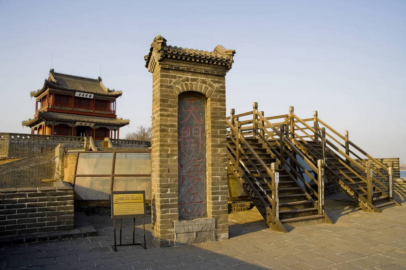 横图,彩色,室外,白天,旅游,度假,名胜古迹,标志建筑,地标,建筑,长城,中国,亚洲,风俗,遗迹,壮观,文化遗产,冬天,古城,辽阔,古典,宏伟,古迹,历史,文物,娱乐,建设,传统,城墙,古建筑,历史建筑,特色,古代,蓝天,天空,天,享受,休闲,广阔,旅游胜地,放松,精神,摄影,城楼,古代建筑,纪念,文明,中国文化,特殊,防御,古文明,东亚,古长城,中华人民共和国,河北省,秦皇岛,抵抗,奇迹,古远,伟大,流传,制度,特别,旅行,传统文化,老龙头,山海关,bj174