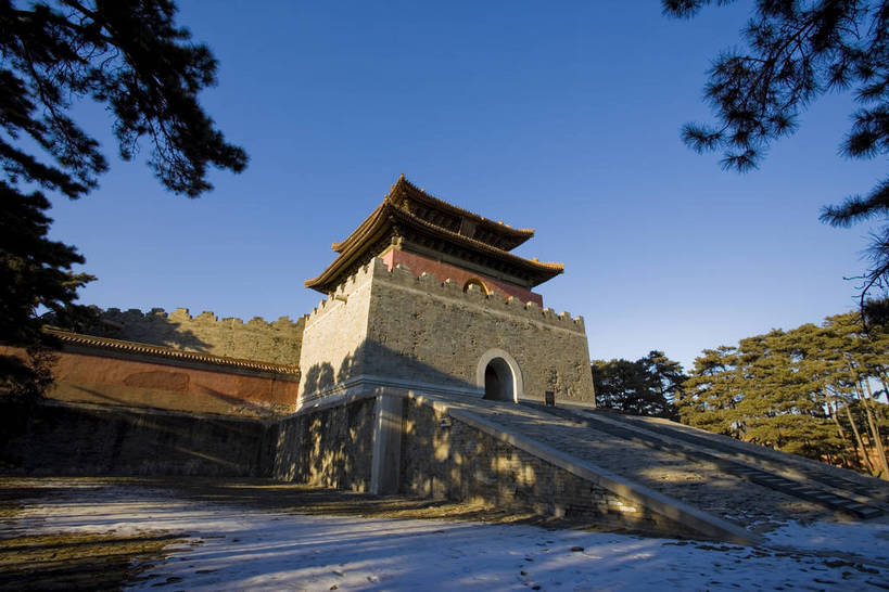 横图,彩色,室外,白天,旅游,度假,神秘,名胜古迹,门,标志建筑,道路,地标,建筑,路,公路,中国,亚洲,花纹,风俗,遗迹,艺术,雕刻,雕像,图案,楼阁,文化遗产,交通,古迹,历史,文物,娱乐,建设,传统,古建筑,享受,休闲,旅游胜地,放松,精神,气派,摄影,古代建筑,权威,陵墓,象征,高贵,美好,拱形门,感受,图样,参观,古文明,东亚,中华人民共和国,权力,河北,威严,权势,伟大,古代文明,制度,特征,皇家,势力,马路,彩图,旅行,皇陵,东陵,清东陵,bj174