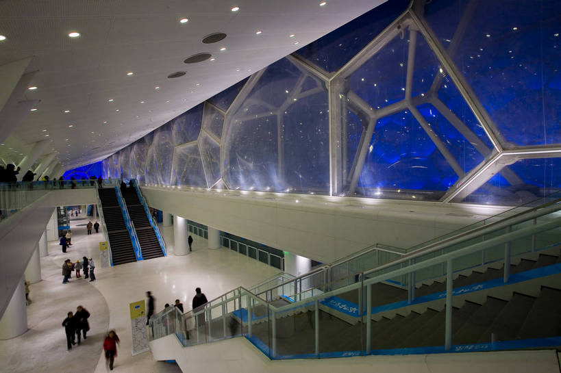 游泳池,横图,彩色,旅游,度假,比赛,名胜古迹,城市风光,标志建筑,城市,地标,建筑,北京,中国,亚洲,遗迹,艺术,景观,灯光,豪华,宏伟,古迹,文物,娱乐,观众席,建设,古建筑,特色,灯,蓝色,享受,休闲,灿烂,闪耀,旅游胜地,景色,放松,气派,摄影,城市建筑,设施,经济,观看,蓝,工程,游泳馆,迷人,闪烁,成就,美好,美妙,文明,特殊,参观,古文明,东亚,发展,奥运场馆,中华人民共和国,繁荣,奇迹,伟大,进步,发达,竞技,彩图,旅行,奥运会,水立方,bj174