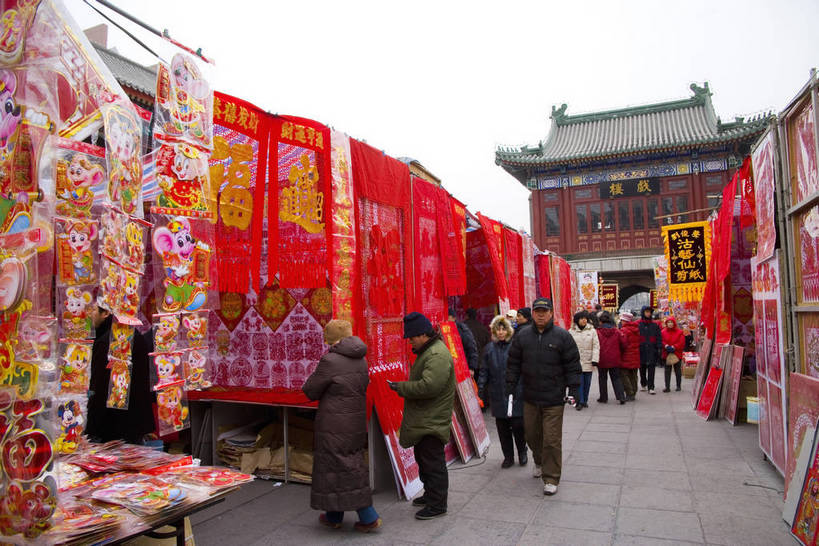 人群,横图,彩色,室外,白天,旅游,度假,名胜古迹,标志建筑,地标,建筑,雕塑,天津,中国,亚洲,遗迹,民俗,灯笼,雕像,浮雕,文化遗产,古城,牌坊,牌楼,集市,古典,古迹,历史,文物,娱乐,建设,古建筑,红灯笼,石雕,民居,古镇,古代,石狮,享受,休闲,旅游胜地,放松,思想,摄影,赶集,古代建筑,纪念,石像,文明,中国文化,古文明,东亚,中华人民共和国,古远,古代文明,流传,观光,旅行,游览,居住区,传统文化,飞檐,bj174