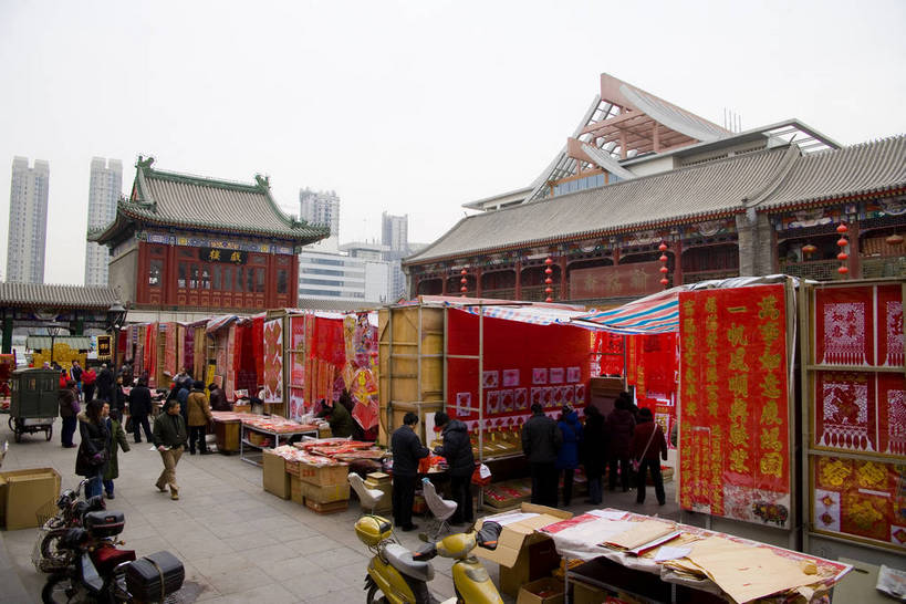 人群,横图,彩色,室外,白天,旅游,度假,名胜古迹,标志建筑,地标,建筑,雕塑,天津,中国,亚洲,遗迹,民俗,灯笼,雕像,浮雕,文化遗产,古城,牌坊,牌楼,集市,古典,古迹,历史,文物,娱乐,建设,古建筑,红灯笼,石雕,民居,古镇,古代,石狮,享受,休闲,旅游胜地,放松,思想,摄影,赶集,古代建筑,纪念,石像,文明,中国文化,古文明,东亚,中华人民共和国,古远,古代文明,流传,观光,旅行,游览,居住区,传统文化,飞檐,bj174