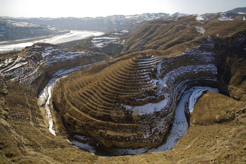 横图,彩色,室外,特写,旅游,度假,美景,名胜古迹,山脉,标志建筑,地标,建筑,中国,亚洲,遗迹,民俗,图片,景观,山洞,文化遗产,乡村,冬季,冬天,住所,古迹,历史,文化,文物,娱乐,建设,传统,古建筑,民居,特色,古代,天空,自然,天,享受,休闲,旅游胜地,景色,放松,摄影,古代建筑,居住,象征,贫瘠,中国文化,自然风光,特殊,古文明,东亚,地貌,窑洞,陕西省,中华人民共和国,民族文化,延安,古远,冬日,涧,山涧,溪涧,旅行,游览,地质,传统文化,bj174