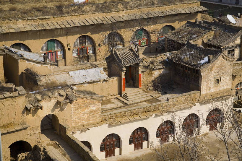 横图,彩色,室外,特写,旅游,度假,美景,名胜古迹,山脉,标志建筑,地标,建筑,中国,亚洲,遗迹,民俗,图片,庭院,景观,山洞,文化遗产,乡村,冬季,冬天,院子,住所,古迹,历史,文化,文物,娱乐,建设,传统,古建筑,民居,特色,古代,天空,自然,天,享受,休闲,旅游胜地,景色,放松,摄影,古代建筑,居住,象征,贫瘠,中国文化,自然风光,特殊,古文明,东亚,地貌,窑洞,陕西,陕西省,中华人民共和国,民族文化,西北地区,陕,延安,榆林,榆林市,古远,冬日,旅行,游览,地质,传统文化,米脂县,杨家沟,bj174