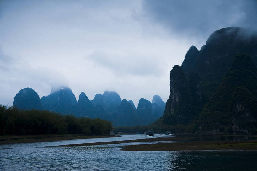 横图,彩色,室外,白天,旅游,度假,美景,名胜古迹,山,标志建筑,地标,建筑,桂林,中国,亚洲,遗迹,景观,渔船,古迹,文物,娱乐,建设,古建筑,江水,游船,自然,享受,休闲,旅游胜地,放松,摄影,广西,美好,自然风光,古文明,东亚,漓江,中华人民共和国,兴坪,江,旅行,bj174