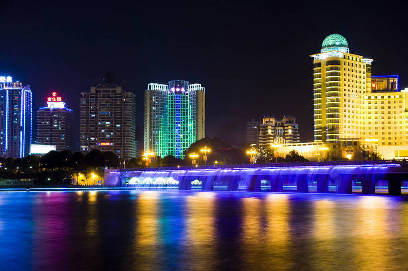 横图,彩色,室外,旅游,度假,名胜古迹,城市风光,标志建筑,城市,道路,地标,建筑,夜景,中国,亚洲,遗迹,景观,建筑群,灯光,交通,都市,古迹,文物,娱乐,建设,现代,古建筑,现代建筑,享受,休闲,灿烂,旅游胜地,放松,运输,摄影,经济,广西,古文明,东亚,发展,南宁,广西壮族自治区,首府,中华人民共和国,桂,华南地区,南宁市,灯火辉煌,繁荣,进步,发达,旅行,青秀区,邕江,南湖大桥,bj174