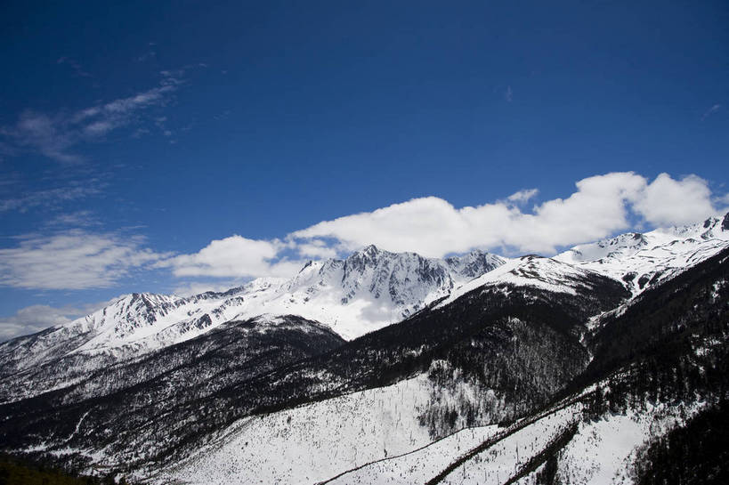 横图,彩色,旅游,度假,名胜古迹,山,雪山,标志建筑,地标,建筑,中国,亚洲,遗迹,高山,景观,云,古迹,文物,娱乐,建设,古建筑,云南,天空,自然,享受,休闲,旅游胜地,景色,放松,摄影,地理,自然风光,古文明,东亚,地貌,白马雪山,中华人民共和国,旅行,bj174