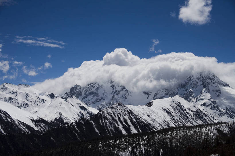 横图,彩色,旅游,度假,名胜古迹,山,雪山,标志建筑,地标,建筑,中国,亚洲,遗迹,高山,景观,云,古迹,文物,娱乐,建设,古建筑,云南,天空,自然,享受,休闲,旅游胜地,景色,放松,摄影,地理,自然风光,古文明,东亚,地貌,白马雪山,中华人民共和国,旅行,bj174