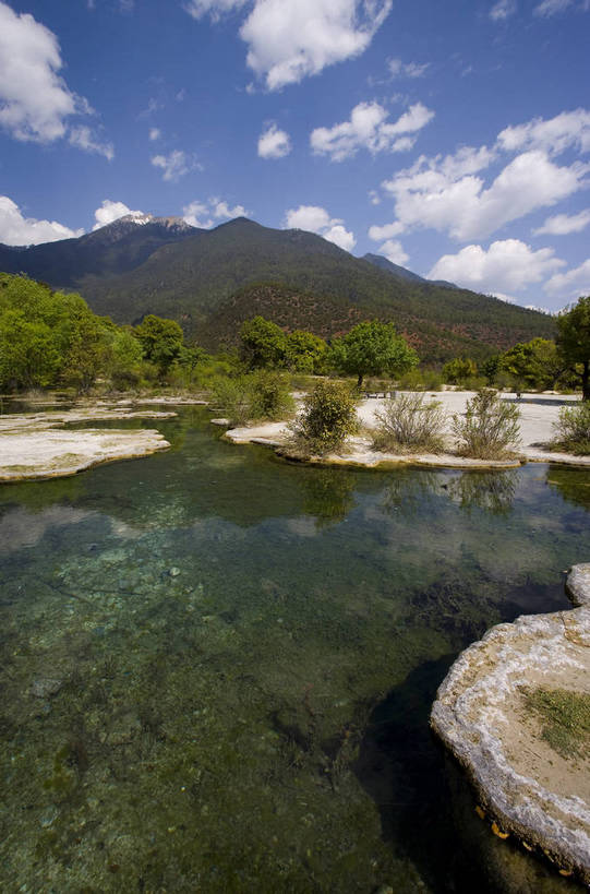 竖图,彩色,旅游,度假,湖,名胜古迹,山,树林,标志建筑,地标,建筑,中国,亚洲,遗迹,景观,云,古迹,文物,娱乐,建设,古建筑,云南,树,天空,自然,湖水,享受,休闲,旅游胜地,景色,放松,竖,摄影,地理,矗立,自然风光,耸立,古文明,东亚,地貌,中华人民共和国,挺立,旅行,地质,白水台,bj174