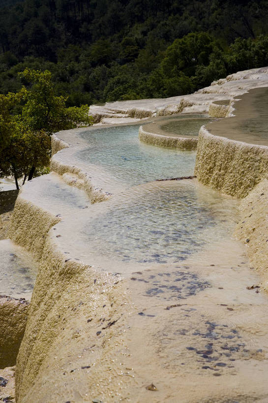 竖图,彩色,旅游,度假,名胜古迹,山,标志建筑,地标,建筑,中国,亚洲,遗迹,景观,古迹,文物,娱乐,建设,古建筑,云南,自然,享受,休闲,旅游胜地,景色,放松,竖,摄影,地理,矗立,自然风光,耸立,古文明,东亚,地貌,中华人民共和国,挺立,旅行,地质,白水台,bj174