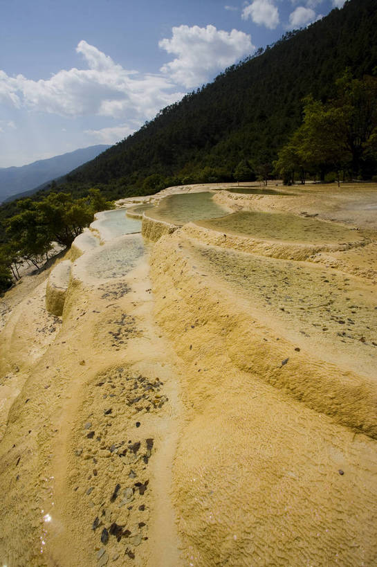 竖图,彩色,旅游,度假,名胜古迹,山,标志建筑,地标,建筑,中国,亚洲,遗迹,景观,古迹,文物,娱乐,建设,古建筑,云南,自然,享受,休闲,旅游胜地,景色,放松,竖,摄影,地理,矗立,自然风光,耸立,古文明,东亚,地貌,中华人民共和国,挺立,旅行,地质,白水台,bj174