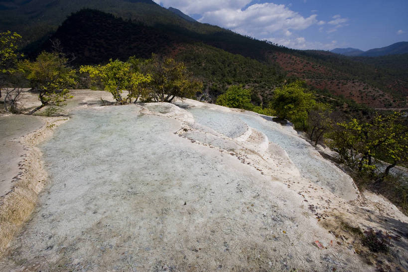 横图,彩色,旅游,度假,名胜古迹,山,标志建筑,地标,建筑,中国,亚洲,遗迹,景观,古迹,文物,娱乐,建设,古建筑,云南,自然,享受,休闲,旅游胜地,景色,放松,摄影,地理,自然风光,古文明,东亚,地貌,中华人民共和国,旅行,地质,白水台,bj174