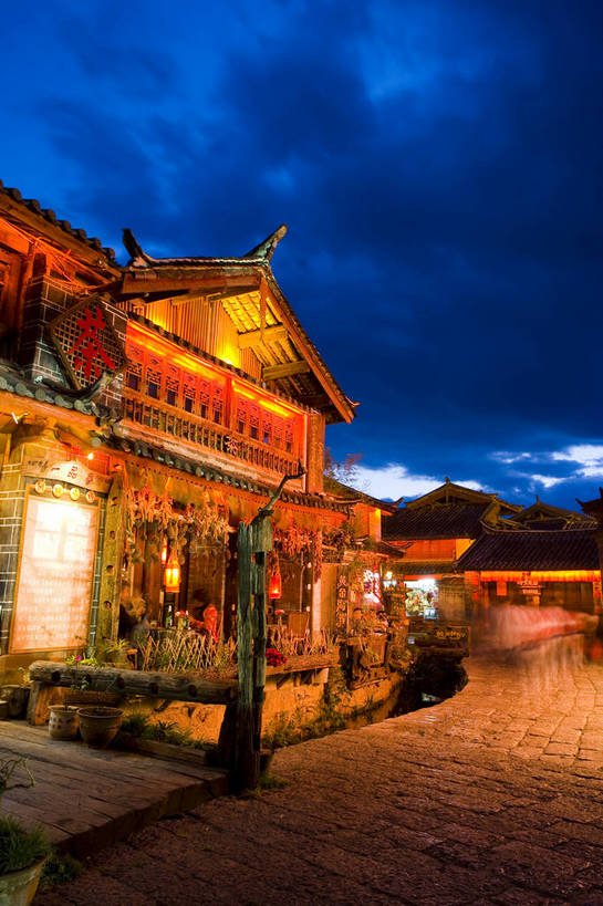 竖图,彩色,室外,旅游,标志建筑,地标,建筑,街道,夜景,丽江,中国,亚洲,民俗,景观,文化遗产,古城,建筑群,小巷,灯光,古典,建设,云南,民居,特色,古镇,景色,竖,摄影,人文景观,矗立,中国文化,耸立,东亚,中华人民共和国,挺立,民族建筑,古代文明,旅行,传统文化,bj174