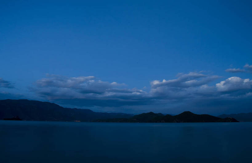 横图,室外,白天,旅游,度假,湖,名胜古迹,山,标志建筑,地标,建筑,中国,亚洲,遗迹,民俗,景观,古迹,文物,娱乐,建设,古建筑,云南,特色,水库,白云,天空,自然,湖水,天,享受,休闲,旅游胜地,景色,放松,人文景观,远山,中国文化,自然风光,古文明,东亚,泸沽湖,中华人民共和国,旅行,传统文化,bj174