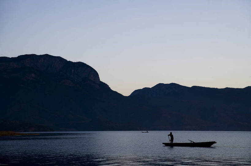 横图,室外,白天,旅游,度假,湖,名胜古迹,山,标志建筑,地标,建筑,船,中国,亚洲,遗迹,民俗,景观,渔船,古迹,文物,娱乐,建设,古建筑,云南,特色,水库,白云,天空,自然,湖水,天,享受,休闲,旅游胜地,景色,放松,人文景观,远山,中国文化,自然风光,古文明,东亚,泸沽湖,中华人民共和国,旅行,传统文化,bj174