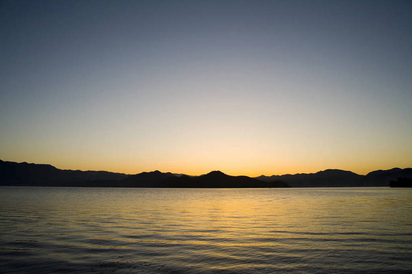 横图,室外,白天,旅游,度假,湖,名胜古迹,日落,山,标志建筑,地标,建筑,中国,亚洲,遗迹,民俗,景观,古迹,文物,娱乐,建设,古建筑,云南,特色,水库,白云,天空,自然,黄昏,湖水,天,享受,休闲,旅游胜地,景色,放松,人文景观,远山,中国文化,自然风光,古文明,东亚,泸沽湖,中华人民共和国,旅行,传统文化,bj174