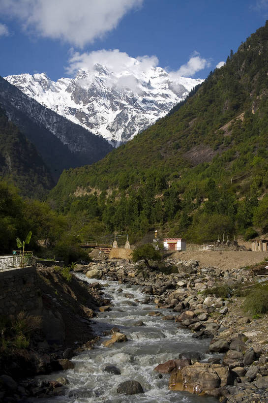 竖图,彩色,旅游,度假,名胜古迹,山,树林,雪山,标志建筑,地标,建筑,马,香格里拉,中国,亚洲,遗迹,景观,山顶,云,古迹,文物,娱乐,建设,古建筑,迪庆,梅里雪山,云南,树,天空,自然,享受,休闲,旅游胜地,景色,放松,竖,摄影,地理,矗立,自然风光,耸立,古文明,东亚,地貌,中甸,迪庆藏族自治州,云南省,德钦县,中华人民共和国,西南地区,挺立,滇,迪庆州,香格里拉县,旅行,地质,明永冰川,奶诺戈汝冰川,bj174