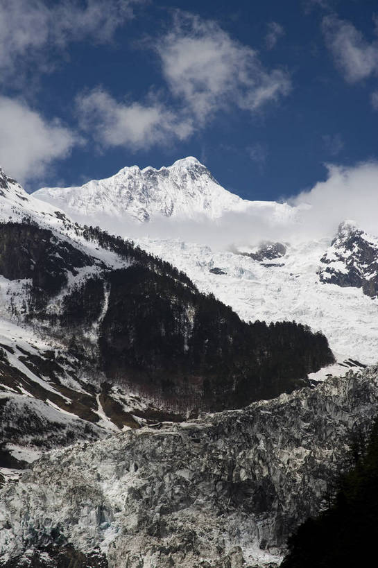 竖图,彩色,旅游,度假,名胜古迹,山,雪山,标志建筑,地标,建筑,香格里拉,中国,亚洲,遗迹,景观,山顶,云,古迹,文物,娱乐,建设,古建筑,迪庆,梅里雪山,云南,天空,自然,享受,休闲,旅游胜地,景色,放松,竖,摄影,地理,矗立,自然风光,耸立,古文明,东亚,地貌,中甸,迪庆藏族自治州,云南省,德钦县,中华人民共和国,西南地区,挺立,滇,迪庆州,香格里拉县,旅行,地质,明永冰川,奶诺戈汝冰川,bj174