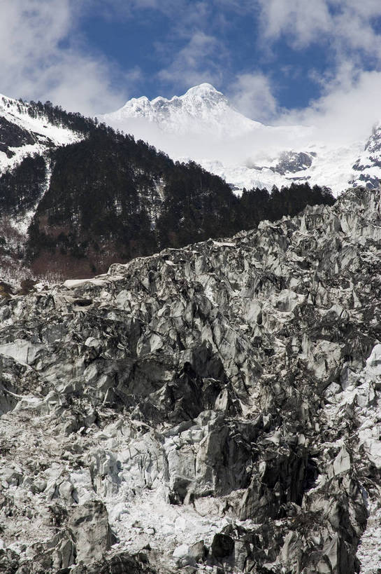 竖图,彩色,旅游,度假,名胜古迹,山,树林,雪山,标志建筑,地标,建筑,香格里拉,中国,亚洲,遗迹,景观,山顶,云,古迹,文物,娱乐,建设,古建筑,迪庆,梅里雪山,云南,树,天空,自然,享受,休闲,旅游胜地,景色,放松,竖,摄影,地理,矗立,自然风光,耸立,古文明,东亚,地貌,中甸,迪庆藏族自治州,云南省,德钦县,中华人民共和国,西南地区,挺立,滇,迪庆州,香格里拉县,旅行,地质,明永冰川,奶诺戈汝冰川,bj174