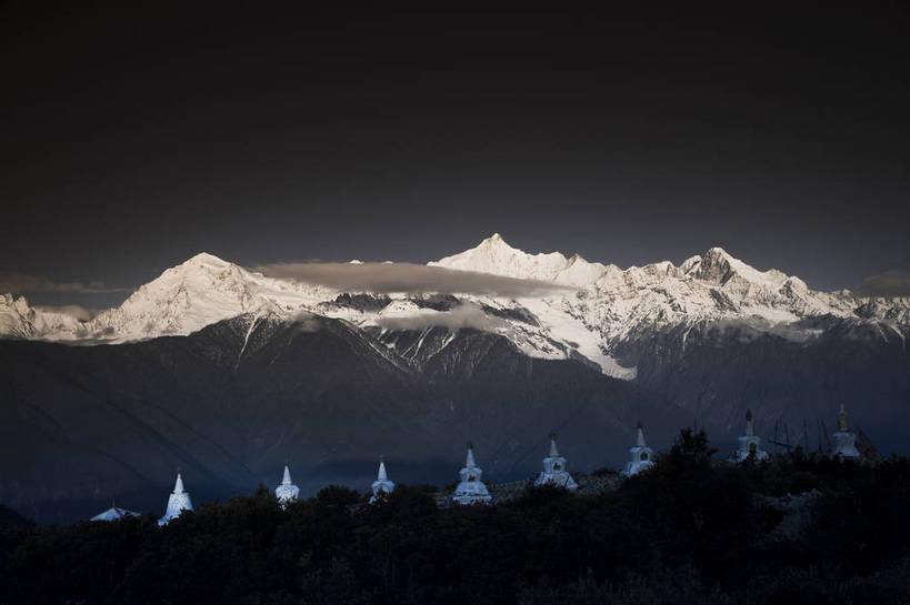 横图,彩色,室外,白天,旅游,度假,名胜古迹,山,雪山,标志建筑,地标,建筑,香格里拉,中国,亚洲,节日,遗迹,景观,山顶,塔,古迹,文化,文物,娱乐,建设,古建筑,梅里雪山,云南,经幡,佛塔,白色,自然,祈祷,享受,休闲,健康,远景,旅游胜地,景色,放松,许愿,摄影,宗教,地理,佛教,信仰,纪念,祈求,自然风光,古文明,东亚,地貌,喇嘛教,藏传佛教,德钦县,中华人民共和国,释教,平安,旅行,藏语系佛教,地质,西藏佛教,bj174