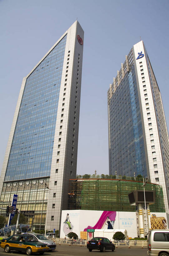 竖图,室外,白天,旅游,度假,名胜古迹,城市风光,标志建筑,城市,大厦,道路,地标,建筑,中国,亚洲,遗迹,景观,建筑群,交通,都市,古迹,文物,娱乐,建设,现代,古建筑,现代建筑,享受,休闲,旅游胜地,放松,竖,运输,经济,矗立,耸立,古文明,东亚,发展,湖南,湖南省,中华人民共和国,省会,挺立,华中地区,长沙,长沙市,湘,繁荣,进步,发达,旅行,长沙芙蓉广场,bj174