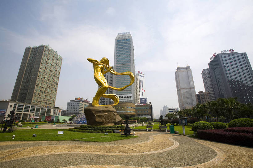 横图,室外,白天,旅游,度假,名胜古迹,城市风光,标志建筑,城市,大厦,道路,地标,建筑,中国,亚洲,遗迹,景观,建筑群,交通,都市,古迹,文物,娱乐,建设,现代,古建筑,现代建筑,享受,休闲,旅游胜地,放松,运输,经济,古文明,东亚,发展,湖南,湖南省,中华人民共和国,省会,华中地区,长沙,长沙市,湘,繁荣,进步,发达,旅行,长沙芙蓉广场,bj174