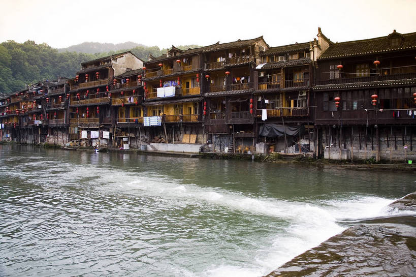 横图,彩色,室外,白天,旅游,度假,名胜古迹,山,标志建筑,地标,建筑,船,中国,亚洲,遗迹,民俗,图片,文化遗产,建筑群,古典,古迹,文物,娱乐,建设,古建筑,民居,游船,树木,古镇,享受,休闲,旅游胜地,放松,摄影,美好,文明,中国文化,古文明,东亚,湖南,凤凰镇,中华人民共和国,幽静,江,旅行,传统文化,bj174