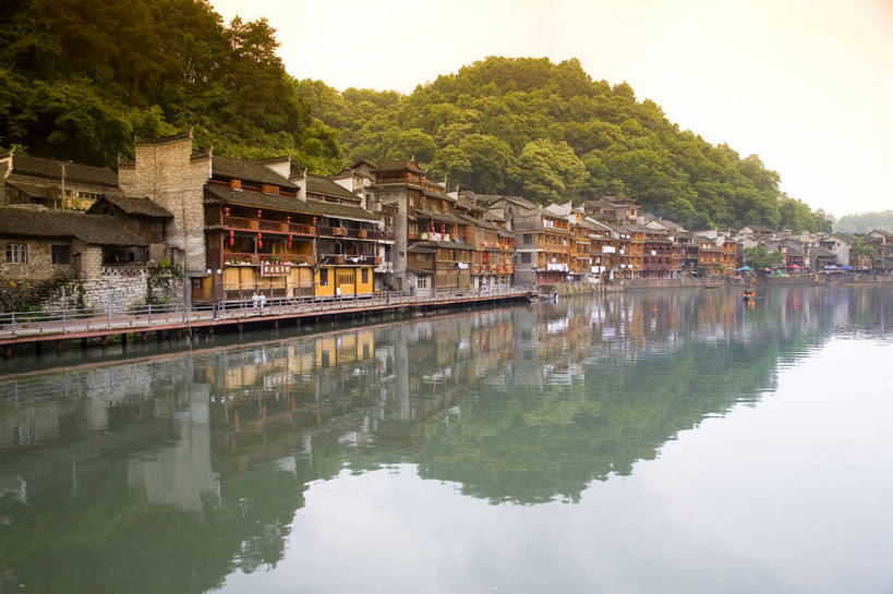 横图,彩色,室外,白天,旅游,度假,名胜古迹,山,标志建筑,地标,建筑,船,中国,亚洲,遗迹,民俗,图片,文化遗产,建筑群,古典,古迹,文物,娱乐,建设,古建筑,民居,游船,树木,古镇,享受,休闲,旅游胜地,放松,摄影,美好,文明,中国文化,古文明,东亚,湖南,凤凰镇,中华人民共和国,幽静,江,旅行,传统文化,bj174