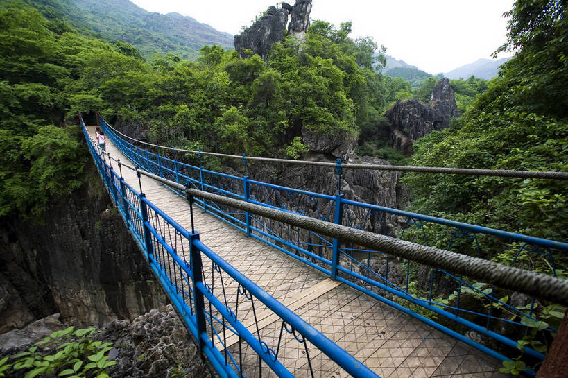 横图,彩色,室外,特写,白天,旅游,度假,名胜古迹,标志建筑,地标,建筑,黄果树,黄果树瀑布,中国,亚洲,局部,遗迹,图片,桥,古迹,文物,娱乐,建设,古建筑,树木,自然,索桥,享受,休闲,旅游胜地,景色,放松,摄影,美好,自然风光,古文明,东亚,贵州,贵州省,安顺,中华人民共和国,安顺市,黔,西南地区,天星桥,黄果树大瀑布,旅行,天星桥景区,镇宁布依族苗族自治县,镇宁县,bj174