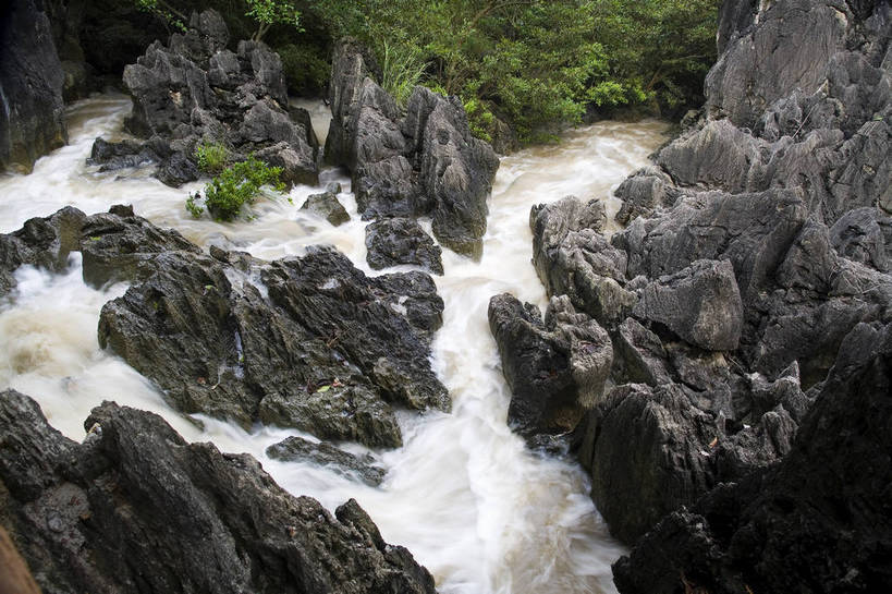 横图,彩色,室外,特写,白天,旅游,度假,名胜古迹,标志建筑,地标,建筑,黄果树,黄果树瀑布,中国,亚洲,局部,遗迹,湍急,图片,水潭,古迹,文物,娱乐,建设,古建筑,树木,自然,享受,休闲,旅游胜地,景色,放松,摄影,美好,自然风光,古文明,东亚,贵州,贵州省,安顺,中华人民共和国,安顺市,黔,西南地区,天星桥,黄果树大瀑布,山石,溪,旅行,天星桥景区,镇宁布依族苗族自治县,镇宁县,银链坠潭瀑布,bj174