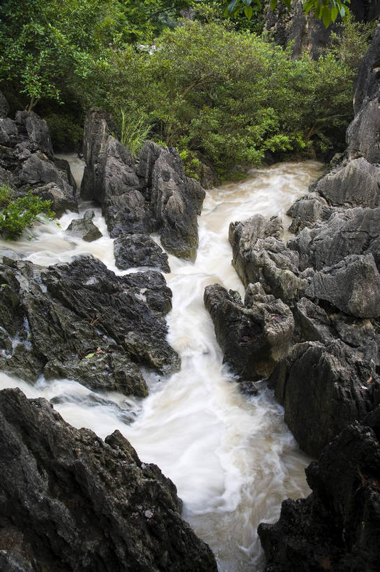 竖图,彩色,室外,特写,白天,旅游,度假,名胜古迹,标志建筑,地标,建筑,黄果树,黄果树瀑布,中国,亚洲,局部,遗迹,湍急,图片,水潭,古迹,文物,娱乐,建设,古建筑,树木,自然,享受,休闲,旅游胜地,景色,放松,竖,摄影,矗立,美好,自然风光,耸立,古文明,东亚,贵州,贵州省,安顺,中华人民共和国,安顺市,黔,西南地区,天星桥,挺立,黄果树大瀑布,山石,溪,旅行,天星桥景区,镇宁布依族苗族自治县,镇宁县,银链坠潭瀑布,bj174