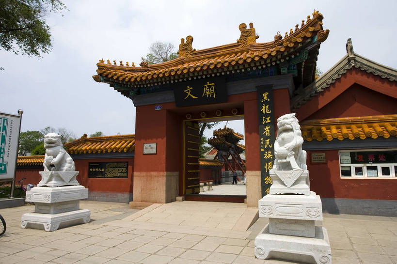 寺庙,横图,彩色,室外,白天,旅游,度假,名胜古迹,标志建筑,地标,建筑,中国,亚洲,遗迹,民俗,雕像,图片,文化遗产,建筑群,古典,古迹,文物,娱乐,建设,古建筑,树木,石狮,享受,休闲,旅游胜地,放松,摄影,哈尔滨,美好,文明,中国文化,古文明,东亚,黑龙江,文庙,中华人民共和国,幽静,旅行,庙,传统文化,bj174