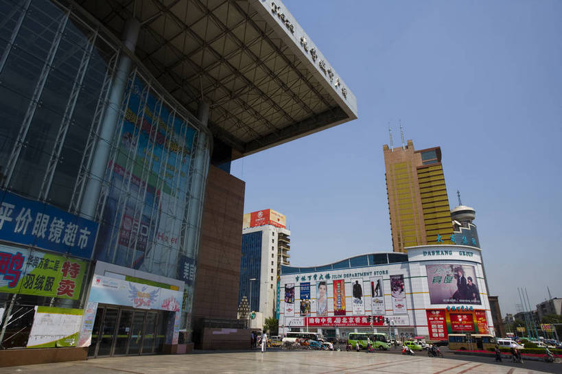 横图,室外,白天,旅游,度假,美景,名胜古迹,城市风光,标志建筑,城市,大厦,道路,地标,建筑,街道,路,公路,中国,亚洲,遗迹,景观,建筑群,交通,都市,古迹,文物,娱乐,建设,现代,古建筑,现代建筑,享受,休闲,旅游胜地,商务楼,景色,放松,运输,经济,古文明,东亚,发展,吉林,中华人民共和国,繁荣,进步,发达,马路,旅行,吉林市,bj174