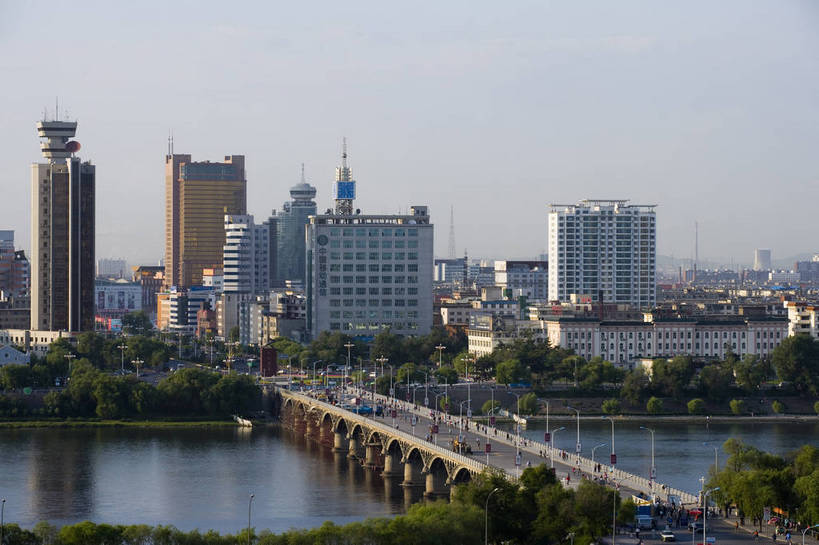 横图,室外,白天,旅游,度假,名胜古迹,城市风光,标志建筑,城市,大桥,大厦,道路,地标,建筑,中国,亚洲,遗迹,景观,建筑群,交通,都市,古迹,文物,娱乐,建设,现代,古建筑,现代建筑,江水,享受,休闲,远景,旅游胜地,放松,运输,经济,古文明,东亚,发展,松花江,吉林,吉林省,中华人民共和国,东北地区,吉,繁荣,进步,发达,旅行,船营区,吉林市,东北,中国东北地区,东北三省,东三省,丰满区,吉林大桥,bj174