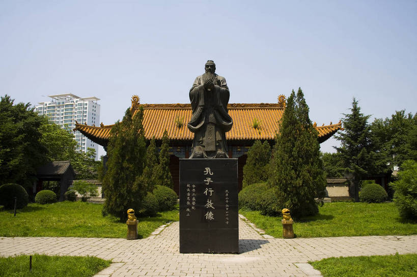 公园,寺庙,横图,彩色,室外,白天,旅游,度假,名胜古迹,门,标志建筑,地标,建筑,雕塑,中国,亚洲,入口,遗迹,民俗,塑像,图片,建筑群,古典,古迹,文物,娱乐,建设,古建筑,树木,享受,休闲,旅游胜地,放松,摄影,中国文化,古文明,东亚,吉林,儒家,文庙,孔子,中华人民共和国,教育家,思想家,政治家,孔丘,孔圣人,孔仲尼,仲尼,社会活动家,文学家,万世师表,至圣,至圣先师,幽静,旅行,寺,吉林市,bj174