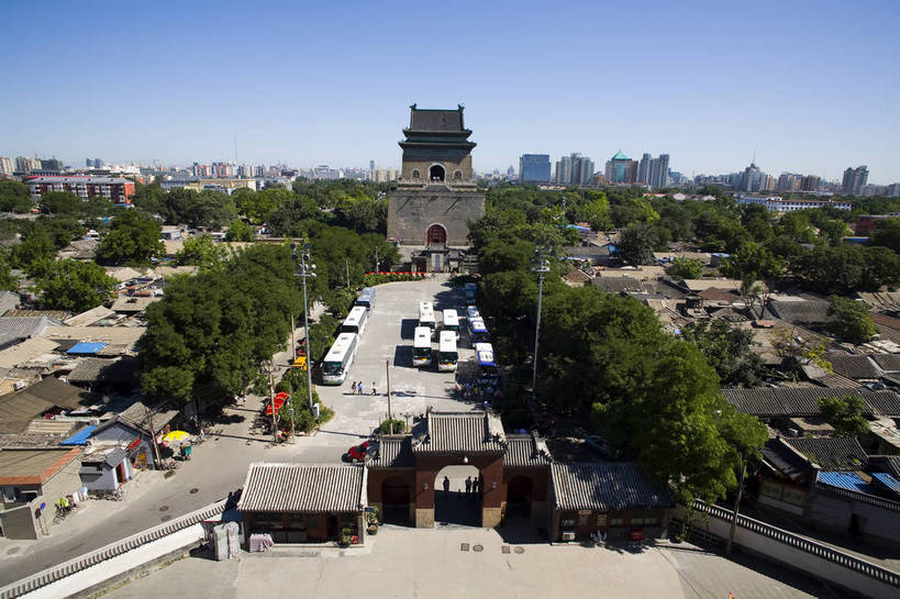 横图,彩色,室外,白天,旅游,度假,美景,名胜古迹,标志建筑,道路,地标,建筑,街道,路,公路,北京,中国,亚洲,遗迹,景观,文化遗产,钟楼,交通,古迹,文物,娱乐,建设,古建筑,享受,休闲,远景,旅游胜地,景色,放松,摄影,古代建筑,中国文化,古文明,东亚,鼓楼,钟鼓楼,中华人民共和国,古代文明,马路,旅行,传统文化,bj174