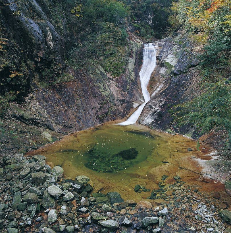 竖图,彩色,室外,白天,旅游,石头,山,溪流,中国,亚洲,石子,景观,青苔,水潭,潭,树,树木,小溪,自然,旅游胜地,竖,摄影,人文景观,地理,矗立,近景,耸立,东亚,地貌,四川,中华人民共和国,挺立,山石,石块,旅行,地质,bj174